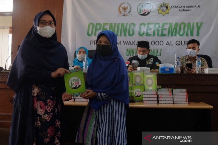Jelang Ramadhan, Muslim di Bali terima 6.000 Al-Quran wakaf - yayasan ammirul ummah wakaf quran malaysia indonesia